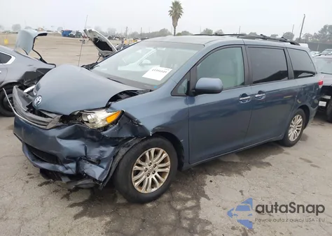 2013 Toyota Sienna Xle V6 8 Passenger z USA, uszkodzony, nr VIN 5TDYK3DC8DS364236